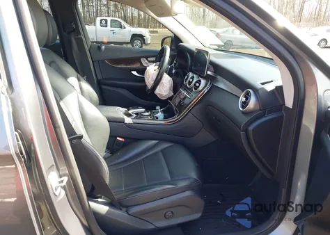 2016 Mercedes-Benz Glc 300 4Matic z USA, uszkodzony, nr VIN WDC0G4KB2GF016137